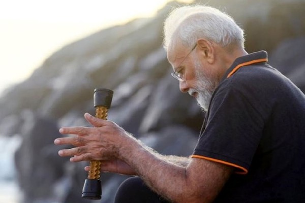 पीएम ने बताया, समुद्र तट पर उनके हाथ में था एक्यूप्रेशर रोलर पीएम ने बताया, समुद्र तट पर उनके हाथ में था एक्यूप्रेशर रोलर