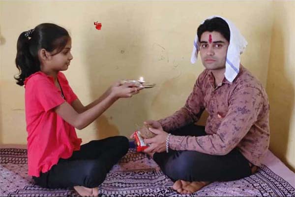 भाईयों के भाल पर सजा स्नेह का तिलक भाईयों के भाल पर सजा स्नेह का तिलक