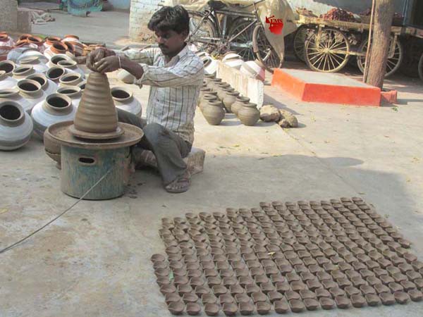 दीपावली के त्योहार को लेकर घरो में साफ-सफाई का दौर बाजारों में बढऩे लगी रौनक, दिखने लगा त्योहारी सीजन दीपावली के त्योहार को लेकर घरो में साफ-सफाई का दौर बाजारों में बढऩे लगी रौनक, दिखने लगा त्योहारी सीजन