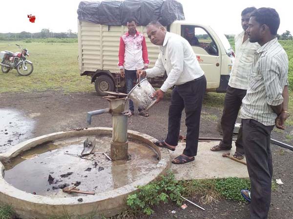 ग्राम खड़ी में पेयजल स्त्रोतों का क्लोरीनेशन ग्राम खड़ी में पेयजल स्त्रोतों का क्लोरीनेशन