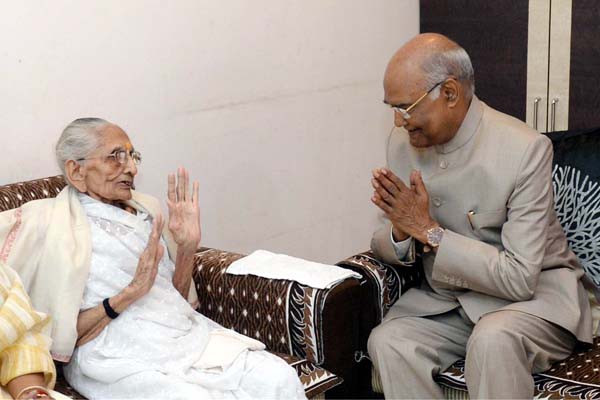 पीएम मोदी की मां से मिले राष्ट्रपति कोविंद -हीराबा ने भेंट किया चरखा, शॉल और गीता पीएम मोदी की मां से मिले राष्ट्रपति कोविंद -हीराबा ने भेंट किया चरखा, शॉल और गीता