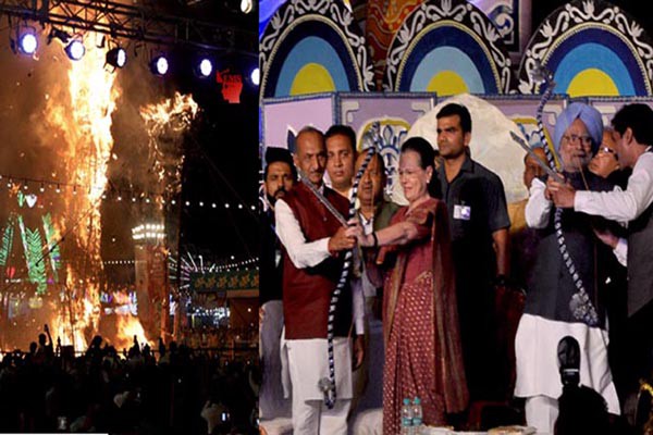 दशहरा समारोह में शामिल हुए मनमोहन और सोनिया दशहरा समारोह में शामिल हुए मनमोहन और सोनिया