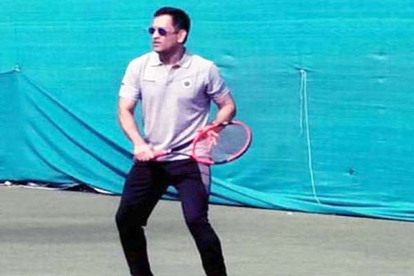 आर्मी ट्रेनिंग से लौटने के बाद टेनिस कोर्ट में पसीना बहा रहे धोनी आर्मी ट्रेनिंग से लौटने के बाद टेनिस कोर्ट में पसीना बहा रहे धोनी