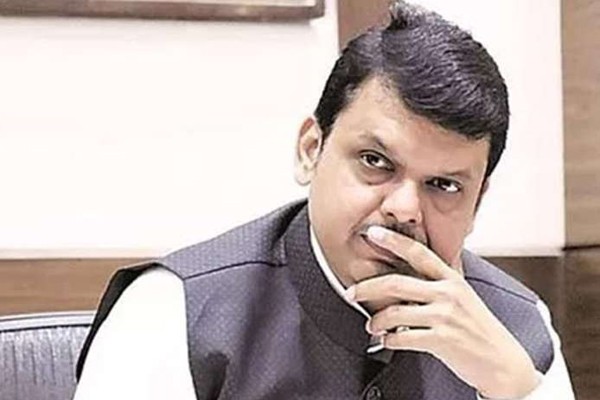 पशोपेश में फंसे देवेंद्र फडणवीस, पार्टी नेता साथ नहीं, दिल्ली से नहीं मिला कोई संकेत पशोपेश में फंसे देवेंद्र फडणवीस, पार्टी नेता साथ नहीं, दिल्ली से नहीं मिला कोई संकेत