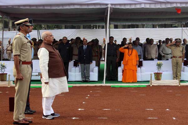 वीर सपूतों की शहादत से प्रेरणा लेकर आगे बढ़ें - रायपाल टंडन राज्यपाल के मुख्य आतिथ्य में आयोजित हुए कार्यक्रम में वीर शहीदों को दी गई श्रद्धांजलि वीर सपूतों की शहादत से प्रेरणा लेकर आगे बढ़ें - रायपाल टंडन राज्यपाल के मुख्य आतिथ्य में आयोजित हुए कार्यक्रम में वीर शहीदों को दी गई श्रद्धांजलि