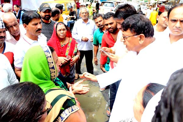 अति-वृष्टि प्रभावित गरीब बस्तियों में पहुँचे जनसम्पर्क मंत्री श्री शर्मा