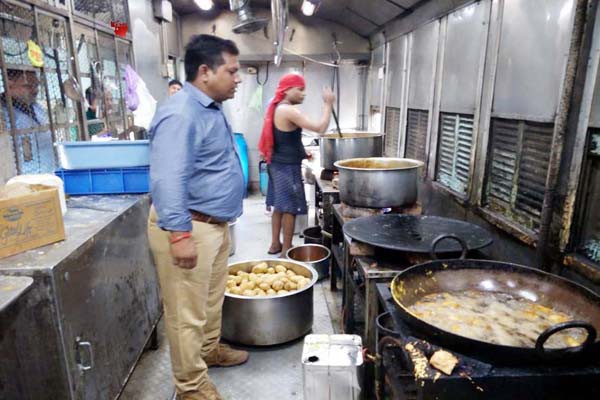 ट्रेनों के पेंट्रीकार में खान-पान के सामानों की गुणवत्ता जांची गई - अधिकारियों ने सफाई पर विशेष ध्यान रखने को कहा ट्रेनों के पेंट्रीकार में खान-पान के सामानों की गुणवत्ता जांची गई - अधिकारियों ने सफाई पर विशेष ध्यान रखने को कहा
