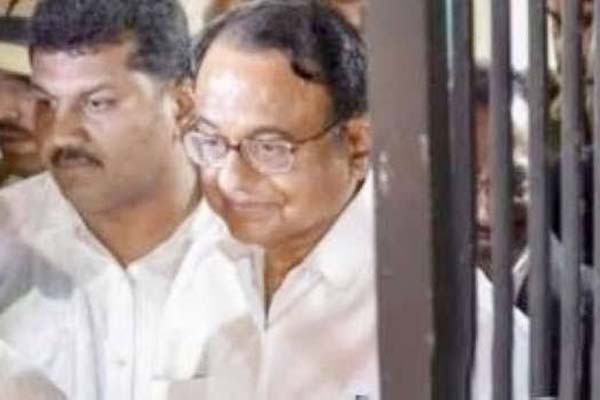 जेल नंबर-सात में कटी चिदंबरम की रात, खाई दाल-रोटी सुबह दलिया से किया नाश्ता जेल नंबर-सात में कटी चिदंबरम की रात, खाई दाल-रोटी सुबह दलिया से किया नाश्ता