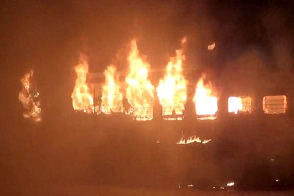 दरभंगा रेलवे स्टेशन खड़ी बिहार संपर्क क्रांति एक्सप्रेस में लगी आग, मची अफरा-तफरी