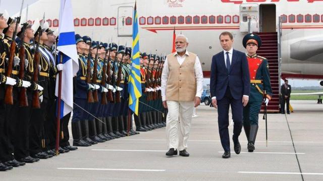 रूस पहुंचे मोदी, जोरदार स्वागत