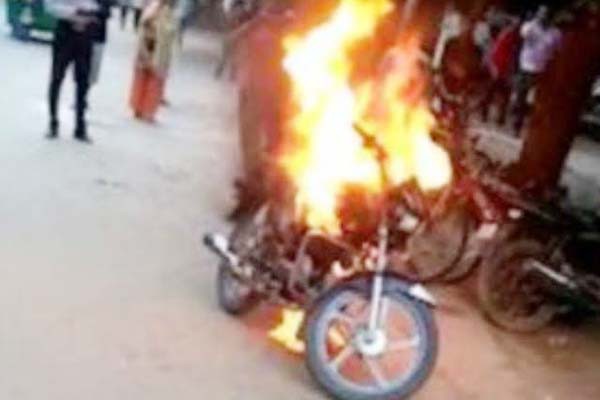 चालान कटा, तो बीच सड़क पर बाइक में लगाई आग चालान कटा, तो बीच सड़क पर बाइक में लगाई आग