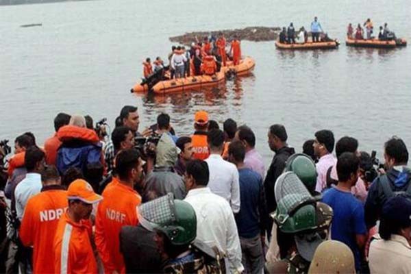 उफनती गोदावरी में डूबी नाव, 12 पर्यटकों की मौत 25 लापता