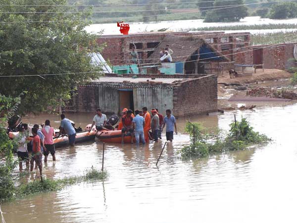 विधायकों सहित कमिश्नर एवं कलेक्टर ने हेलीकॉप्टर से किया बाढ़ प्रभावित क्षेत्रों का मुआयना विधायकों सहित कमिश्नर एवं कलेक्टर ने हेलीकॉप्टर से किया बाढ़ प्रभावित क्षेत्रों का मुआयना