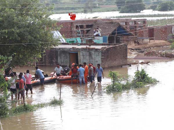 विधायकों सहित कमिश्नर एवं कलेक्टर ने हेलीकॉप्टर से किया बाढ़ प्रभावित क्षेत्रों का मुआयना  