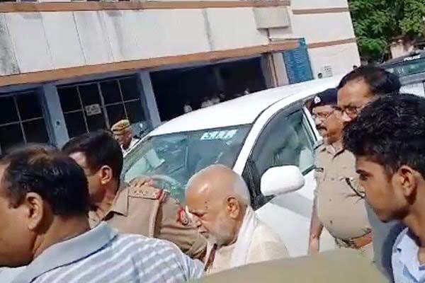एसआईटी ने रेप के आरोपी चिन्मयानंद को आश्रम से गिरफ्तार किया एसआईटी ने रेप के आरोपी चिन्मयानंद को आश्रम से गिरफ्तार किया