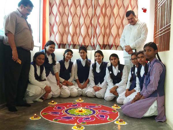 स्कूल में उल्लास के साथ मनाया गया दीप पर्व का उत्सव, सजाया रंगोली स्कूल में उल्लास के साथ मनाया गया दीप पर्व का उत्सव, सजाया रंगोली