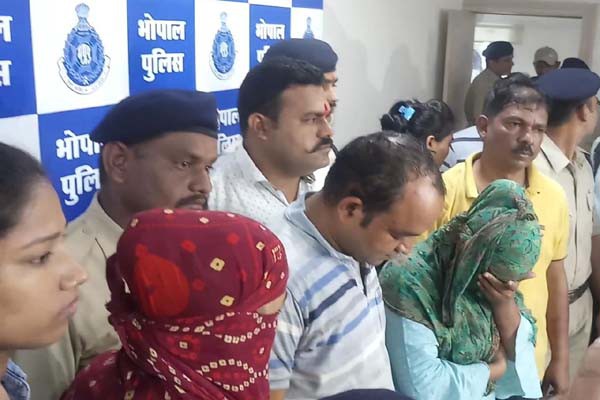 हाईप्रोफाईल हनीट्रैप कांड के बीच राजधानी मे पकडाई रेप के मामले मे फंसाने की धमकी देकर लाखो की रकम वसुलने वाली गैंग हाईप्रोफाईल हनीट्रैप कांड के बीच राजधानी मे पकडाई रेप के मामले मे फंसाने की धमकी देकर लाखो की रकम वसुलने वाली गैंग