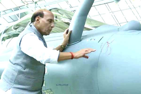 राफेल की शस्त्र पूजा पर सवाल गलत: राजनाथ राफेल की शस्त्र पूजा पर सवाल गलत: राजनाथ