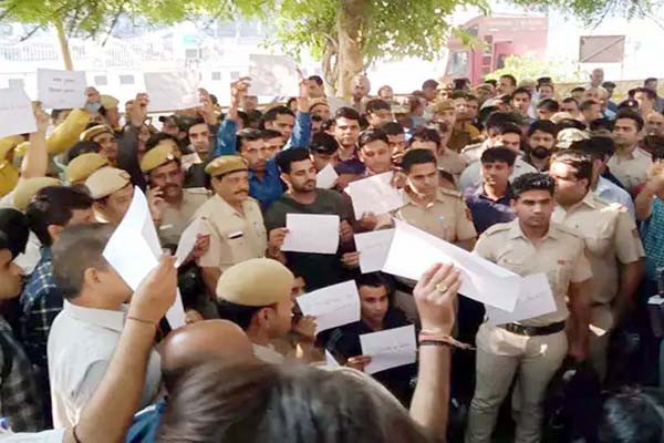 दिल्ली में वकीलों के खिलाफ सड़क पर उतरे पुलिसकर्मी, आईटीओ पर लगाया जाम 