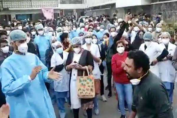 अनिश्चितकालीन हड़ताल पर गए एम्स के नर्सिंग कर्मचारी, रोगियों को हुई परेशानी अनिश्चितकालीन हड़ताल पर गए एम्स के नर्सिंग कर्मचारी, रोगियों को हुई परेशानी