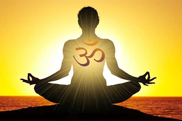 ॐ का उच्चारण करते समय रखें इन बातों का ध्यान ॐ का उच्चारण करते समय रखें इन बातों का ध्यान