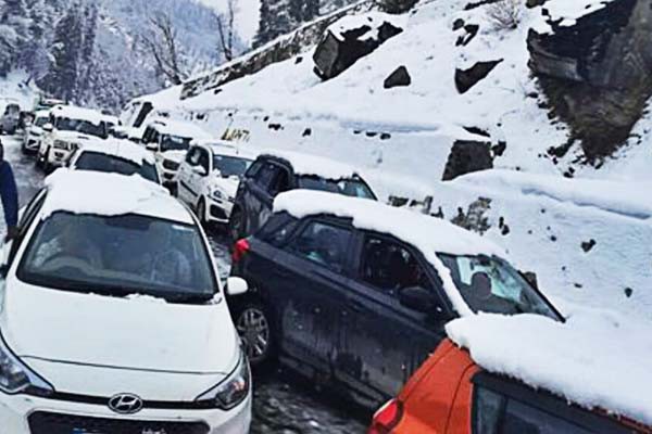 हिमाचल के मनाली में भीषण बर्फबारी से सड़कें बंद हिमाचल के मनाली में भीषण बर्फबारी से सड़कें बंद