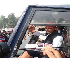 किसानों के समर्थन में आयोजित किसान यात्रा में जाने से रोका तो धरने पर बैठे अखिलेश, पुलिस ने हिरासत में लिया किसानों के समर्थन में आयोजित किसान यात्रा में जाने से रोका तो धरने पर बैठे अखिलेश, पुलिस ने हिरासत में लिया