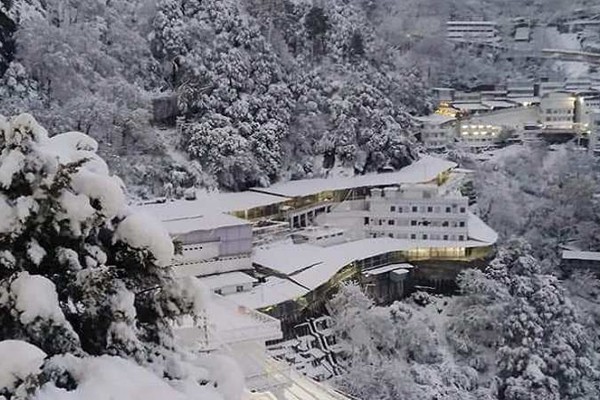 माता वैष्णो देवी मंदिर में हुई मौसम की पहली बर्फबारी माता वैष्णो देवी मंदिर में हुई मौसम की पहली बर्फबारी