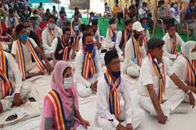 बाड़मेर में दलित समाज के 27 लोगों ने हिन्दू धर्म छोड़कर अपनाया बौद्ध धर्म बाड़मेर में दलित समाज के 27 लोगों ने हिन्दू धर्म छोड़कर अपनाया बौद्ध धर्म
