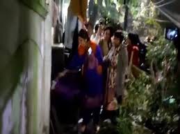 दिल्ली के मुख्यमंत्री अरविंद केजरीवाल के घर के बाहर तोड़फोड़ दिल्ली के मुख्यमंत्री अरविंद केजरीवाल के घर के बाहर तोड़फोड़