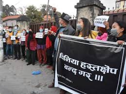 जिनपिंग के दूत के नेपाल पहुंचते ही चीन का विरोध शुरू - सड़कों पर उतर आए लोग, चीन विरोधी नारे लगाए, देश में बढ़ते ड्रैगन के घुसपैठ को लेकर बैनर-पोस्टर भी लहराए जिनपिंग के दूत के नेपाल पहुंचते ही चीन का विरोध शुरू - सड़कों पर उतर आए लोग, चीन विरोधी नारे लगाए, देश में बढ़ते ड्रैगन के घुसपैठ को लेकर बैनर-पोस्टर भी लहराए