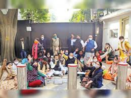 निगम का फंड जारी नहीं, तब तक सीएम आवास पर बैठे रहेंगे निगम के सभी नेता निगम का फंड जारी नहीं, तब तक सीएम आवास पर बैठे रहेंगे निगम के सभी नेता