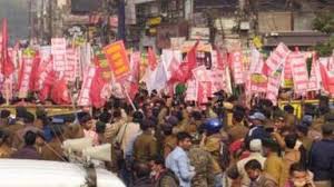 राजभवन जा रहे किसानों पर पुलिस ने किया लाठीचार्ज राजभवन जा रहे किसानों पर पुलिस ने किया लाठीचार्ज