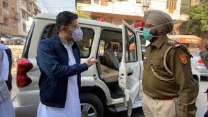 दिल्ली पुलिस ने आप पार्टी के नेता और राजेन्द्र नगर विधायक राघव चड्ढ़ा को हिरासत में लिया दिल्ली पुलिस ने आप पार्टी के नेता और राजेन्द्र नगर विधायक राघव चड्ढ़ा को हिरासत में लिया