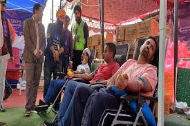 सिंघू बॉर्डर पर आयोजित रक्तदान शिविर में पंजीकरण के लिये लगी प्रदर्शनकारी किसानों की लाइन सिंघू बॉर्डर पर आयोजित रक्तदान शिविर में पंजीकरण के लिये लगी प्रदर्शनकारी किसानों की लाइन