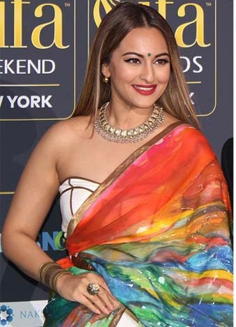 (रंगसंसार) बोट-नेक ब्लाउज पहने नजर आईं सोनाक्षी सिन्हा (रंगसंसार) बोट-नेक ब्लाउज पहने नजर आईं सोनाक्षी सिन्हा