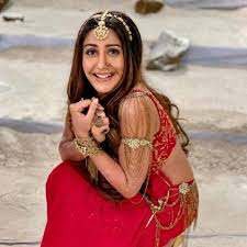 सेट पर बर्फ से खेलती नजर आईं सुरभि चंदना सेट पर बर्फ से खेलती नजर आईं सुरभि चंदना