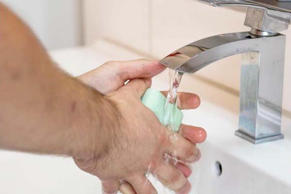 डॉक्टरों ने माना, कोरोना संक्रमण से बचाव के लिए सैनिटाइजर से ज्यादा सुरक्षित हैं साबुन डॉक्टरों ने माना, कोरोना संक्रमण से बचाव के लिए सैनिटाइजर से ज्यादा सुरक्षित हैं साबुन