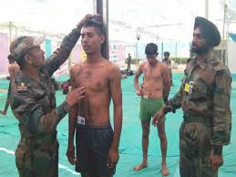 सेना में नौकरी दिलाने के नाम पर युवाओं से पैसे ठगने वाला फर्जी कैप्टन गिरफ्तार -आर्मी की वर्दी, बेल्ट, स्टार बैज, नेम प्लेट, शर्ट, टोपी, 8 आई कार्ड, दो फर्जी मुहर बरामद सेना में नौकरी दिलाने के नाम पर युवाओं से पैसे ठगने वाला फर्जी कैप्टन गिरफ्तार -आर्मी की वर्दी, बेल्ट, स्टार बैज, नेम प्लेट, शर्ट, टोपी, 8 आई कार्ड, दो फर्जी मुहर बरामद