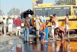 बॉर्डर पर किसानों को नहाने-धोने का संकट, मोबाइल टॉयलेट की मांग बॉर्डर पर किसानों को नहाने-धोने का संकट, मोबाइल टॉयलेट की मांग