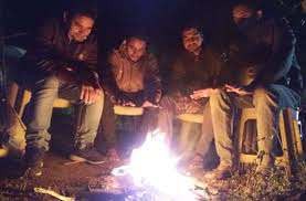 हिमाचल के तापमान में आई भारी गिरावट, लोग ले रहे आग का सहारा हिमाचल के तापमान में आई भारी गिरावट, लोग ले रहे आग का सहारा