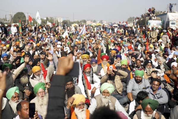 दिल्ली की कंपकंपाती ठंड में डटे हैं किसान दिल्ली की कंपकंपाती ठंड में डटे हैं किसान