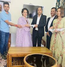 शादी का न्यौता देने सीएम जयराम ठाकुर से मिलने पहुंची कंगना रनौत शादी का न्यौता देने सीएम जयराम ठाकुर से मिलने पहुंची कंगना रनौत