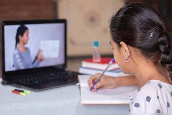 ऑनलाइन क्लास में इस प्रकार रखें बच्चों का ध्यान ऑनलाइन क्लास में इस प्रकार रखें बच्चों का ध्यान