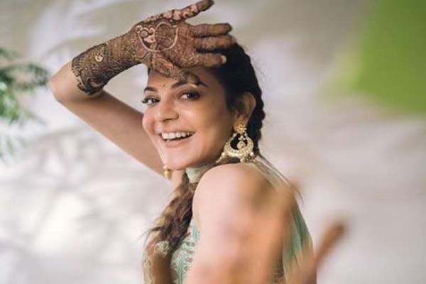 काजल अग्रवाल के हाथो में रची गौतम के नाम की मेहंदी, मिली खूब बधाइयां काजल अग्रवाल के हाथो में रची गौतम के नाम की मेहंदी, मिली खूब बधाइयां