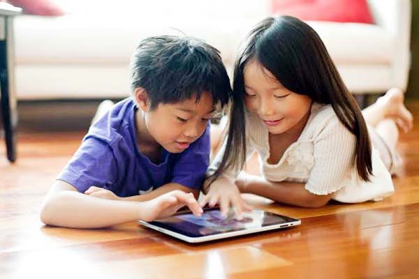 बच्चे को गैजेट की आदत न डालें बच्चे को गैजेट की आदत न डालें
