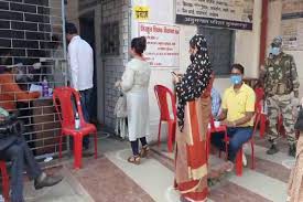बिहार में पारा मिलिट्री फोर्स की निगरानी में डाले जा रहे वोट बिहार में पारा मिलिट्री फोर्स की निगरानी में डाले जा रहे वोट