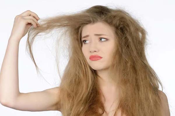 बालों में रूखेपन ऐसे होगा दूर बालों में रूखेपन ऐसे होगा दूर