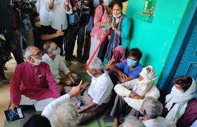 हाथरस कांड में पीड़िता के घर रह रही फर्जी महिला रिश्तेदार का नक्सली कनेक्शन आया सामने -कथित भाभी भड़का रही थी परिवार के लोगों को हाथरस कांड में पीड़िता के घर रह रही फर्जी महिला रिश्तेदार का नक्सली कनेक्शन आया सामने -कथित भाभी भड़का रही थी परिवार के लोगों को