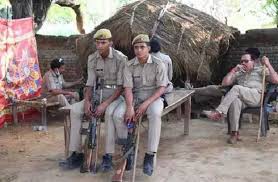 पीड़ित परिवार को हाथरस पुलिस ने दी कड़ी सुरक्षा पीड़ित परिवार को हाथरस पुलिस ने दी कड़ी सुरक्षा